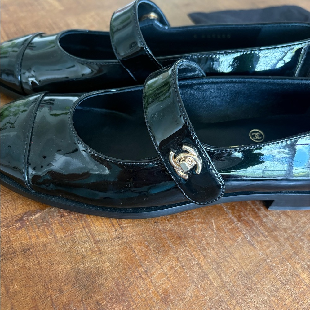 CHANEL Black Patent Mary Jane Flats with Gold CC Accent - Picture 3 of 11